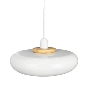 En hvid, skiveformet hængelampe hænger i en tynd hvid ledning; en lille rund trædetalje sidder øverst — blank, minimalistisk design mod en neutral hvid baggrund.