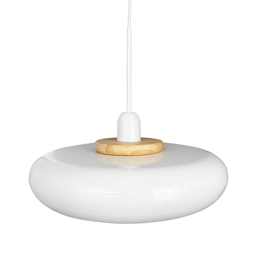 En hvid, skiveformet hængelampe hænger i en tynd hvid ledning; en lille rund trædetalje sidder øverst — blank, minimalistisk design mod en neutral hvid baggrund.