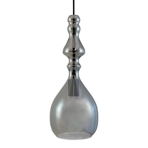 Glaspendel hænger i en sort ledning; røgfarvet, dråbeformet kuppel med bulet, ornamenteret hals; blankt, gennemsigtigt glas mod en ensartet hvid baggrund.