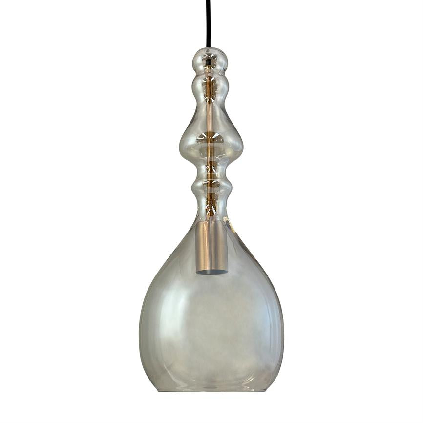 An einer schwarzen Kordel hängt ein transparenter tropfenförmiger Glasanhänger; eine interne Metallfassung und dekorative Glasknoten umgeben die Lichtquelle; neutraler weißer Hintergrund.