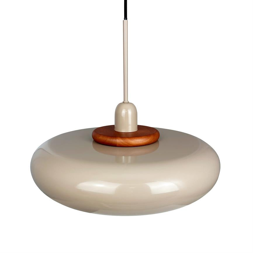 Hængende lampe: donutformet, blank beige glasskærm med træring ved fatning, ophængt i slank stang og sort ledning over hvid baggrund.