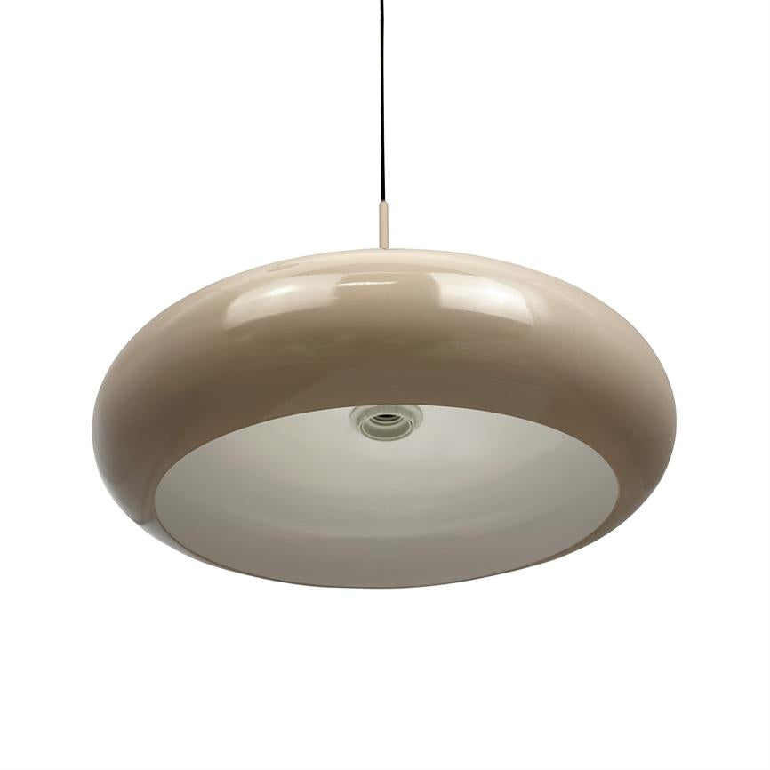 En beige, blank rund hængelampe — svæver i sort ledning, vender nedad med hvid diffuser og synlig fatning; minimalistisk, moderne design mod neutral hvid baggrund.