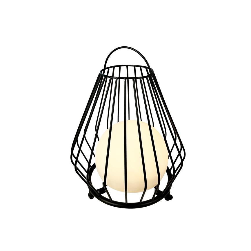 Schwarze Metalllampe mit gebogenem Griff, der eine weiße, kugelförmige Lichtquelle umschließt, die warmes Licht ausstrahlt; allein vor einem weißen, einheitlichen Hintergrund platziert.