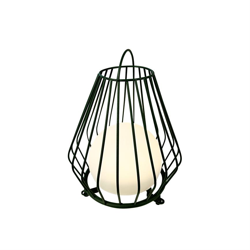 Metalllampe mit weißer Glaskugel, strahlt sanftes warmes Licht aus; Die Kugel ist von einem kegelförmigen schwarz/grünen Drahtkorb umhüllt, der auf einem einheitlichen weißen Hintergrund platziert ist.