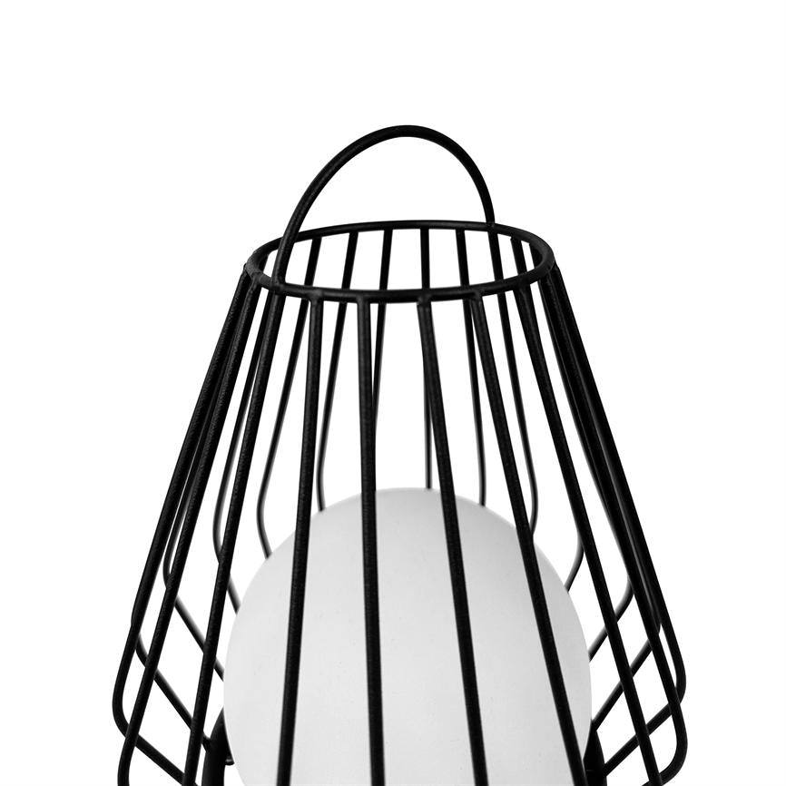 Schwarzes Metallgitter umgibt eine mattweiße Glühbirne, das Gitter bildet eine konische Lampenkuppel mit eingebauter Aufhängung, platziert vor einem einheitlichen weißen Hintergrund.
