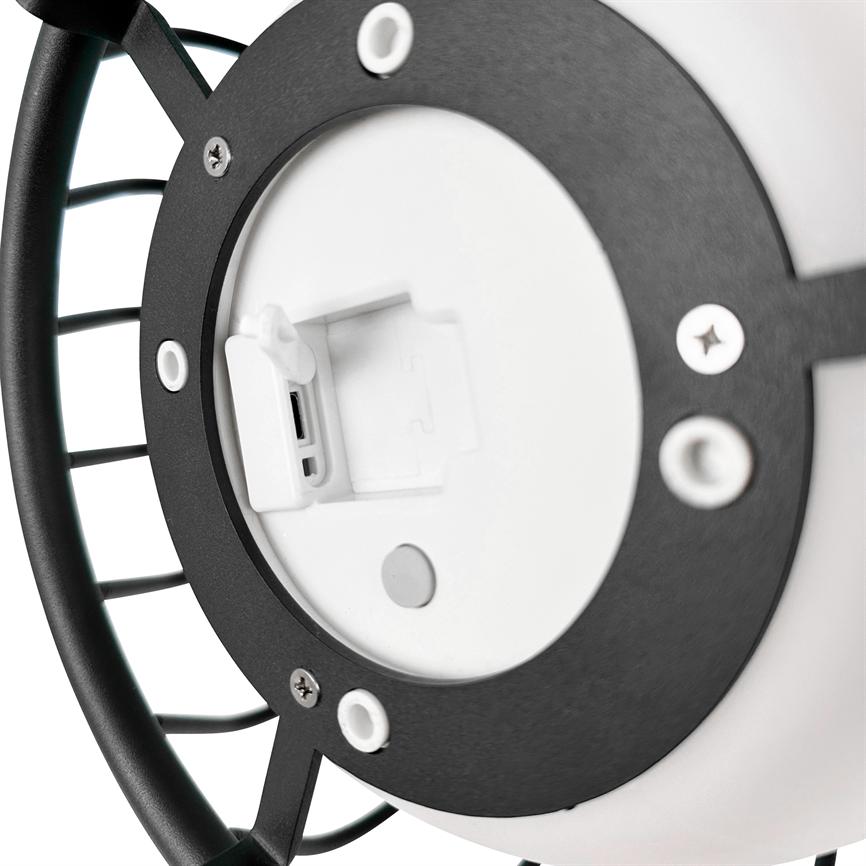 Die runde weiße Kunststoffplatte verfügt über einen offenen kleinen USB-Anschluss mit Deckel. Es ist in einem schwarzen Metallring mit radialen Stangen und sichtbaren Schrauben montiert.