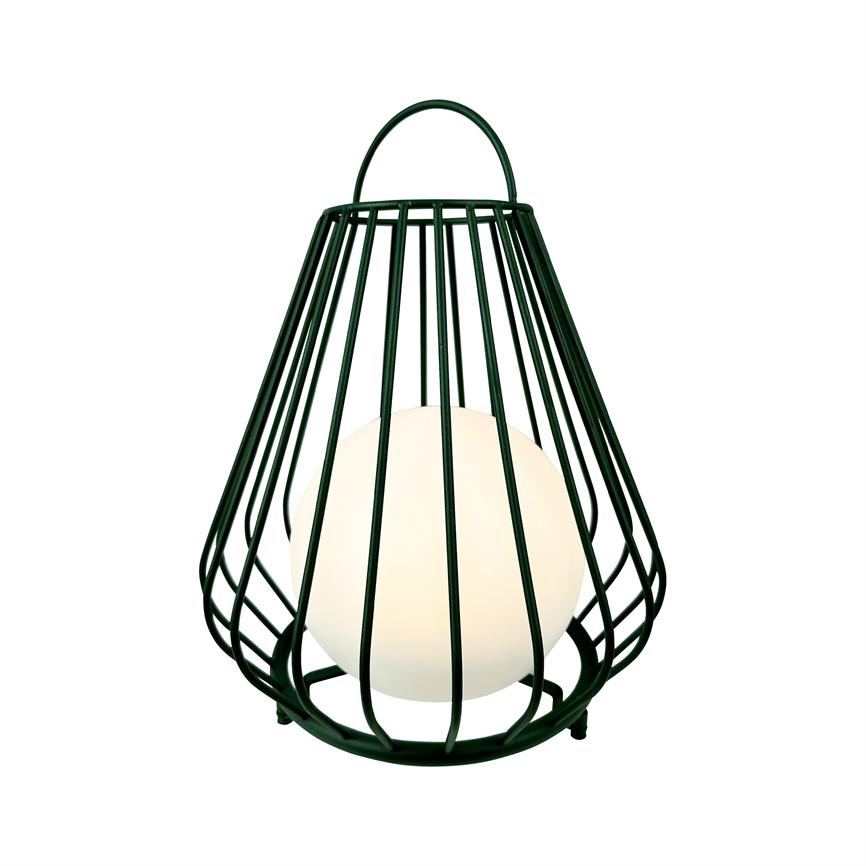 Eine dunkelgrüne Metalllaterne mit gebogenem Griff: Im Inneren sitzt eine weiß leuchtende Opalkugel, die vor einem reinweißen Hintergrund sanftes Licht abgibt.