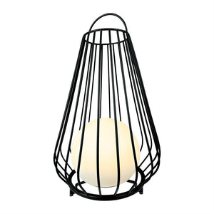 En sort, kegleformet metalgitterlampe omslutter en varm, hvid, glødende kugle; lampen står alene på en neutral hvid baggrund.