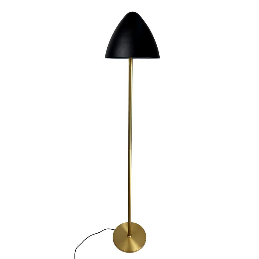 Stehlampe steht aufrecht, mit schlankem Messingständer und schwarzer Kuppel, sichtbarem schwarzem Kabel am runden Messingsockel, vor einheitlichem weißem Hintergrund.
