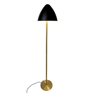 Stehleuchte mit schwarzem Halbkugelschirm, goldenem schlankem Stab und rundem Sockel; Wirft warmes Licht nach unten, mit schwarzem Kabel auf weißem, neutralem Hintergrund.