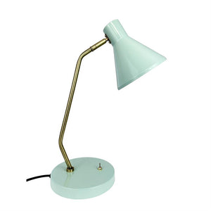 Schreibtischlampe mit mintgrünem Metallschirm und rundem Sockel, goldenes gebogenes Armstück; Der Bildschirm ist nach unten geneigt, ein kleiner Wippschalter und ein schwarzes Kabel sind sichtbar, vor einem einheitlichen weißen Hintergrund.