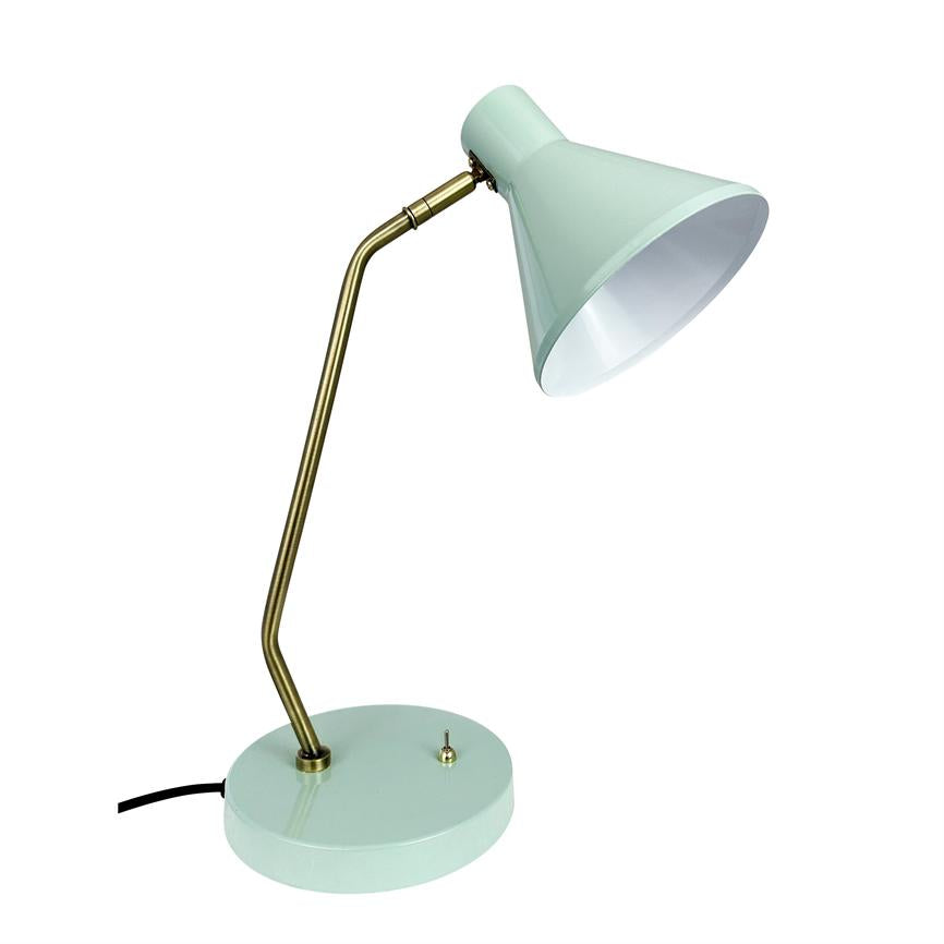 Eine mintgrüne Schreibtischlampe mit kegelförmigem, nach unten geneigtem Schirm an einem gebogenen, messingfarbenen Arm; Steht auf einem runden Sockel mit kleinem Wippschalter und sichtbarem schwarzem Kabel.