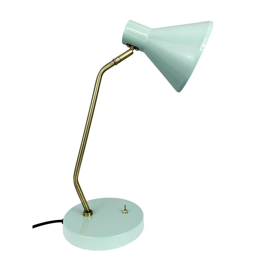 Eine mintgrüne Schreibtischlampe mit konischem Schirm und goldenem geschwungenem Arm; Der Bildschirm ist über einem runden Fuß nach unten geneigt und steht vor einem weißen Hintergrund.