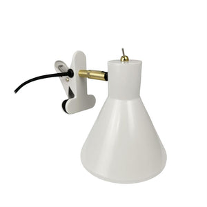 En hvid clip-on lampe med kegleformet skærm; den roterer på et messingdrejeled, er forbundet til en sort ledning og monteret på en hvid klemme mod hvid baggrund.