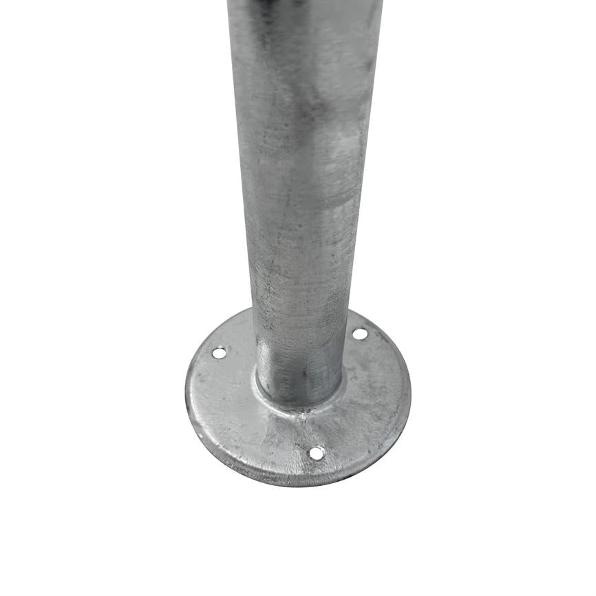 Das verzinkte Metallrohr steht vertikal und ist mit drei Schraubenlöchern an einem runden Montageflansch befestigt. einfacher weißer Hintergrund ohne andere Objekte.