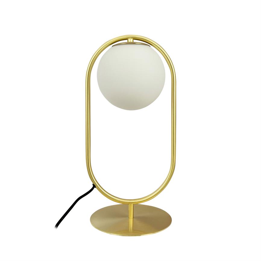 Eine goldfarbene Tischlampe hält eine weiße Glaskugel, die in einem ovalen Rahmen schwebt; es steht auf einem runden Sockel mit einer schwarzen Kordel auf weißem Hintergrund.