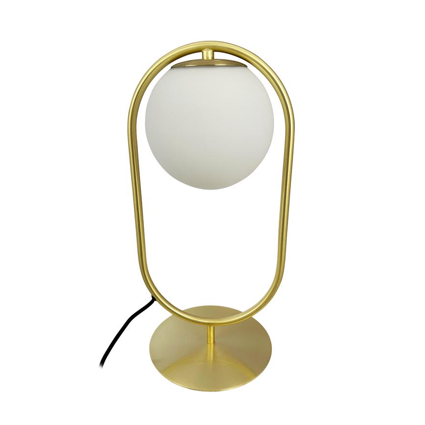 Tischlampe mit goldenem, ovalem Metallrahmen, der einen Kugelschirm aus mattweißem Glas umschließt und hält; steht auf einem runden goldenen Sockel mit schwarzem Stromkabel.