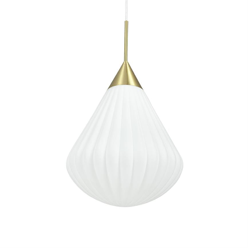 Eine tropfenförmige pendel an einem dünnen Draht hängend; Weißer, gerillter Schirm mit mattierter Oberfläche und messingfarbener konischer Spitze vor einem sauberen, weißen Hintergrund.