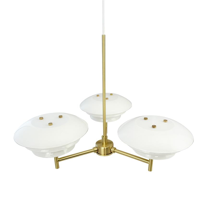 Loftlampe med tre hvide, skålformede glasskærme hænger fra en central messingstang; skærmene er monteret på tre korte arme mod en neutral, hvid baggrund.