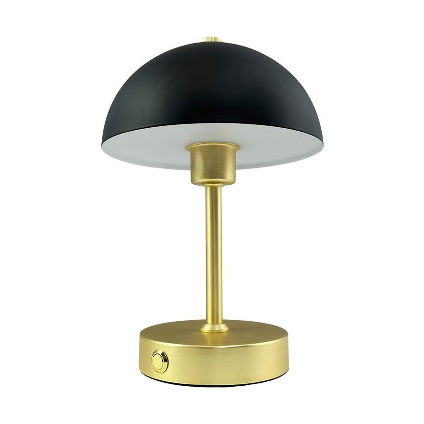 Tischleuchte mit schwarzem Halbkugelschirm steht auf einer schlanken, goldfarbenen Säule; Die Lampe strahlt nach unten und ruht auf einem runden goldfarbenen Sockel mit kleinem Ein-/Aus-Knopf vor weißem Hintergrund.