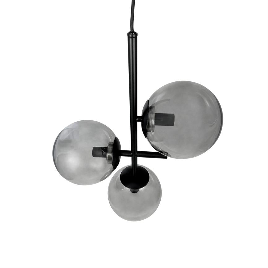 Loftlampe med tre røgfarvede glaskupler hænger fra en sort metalstang over en ensartet hvid baggrund.