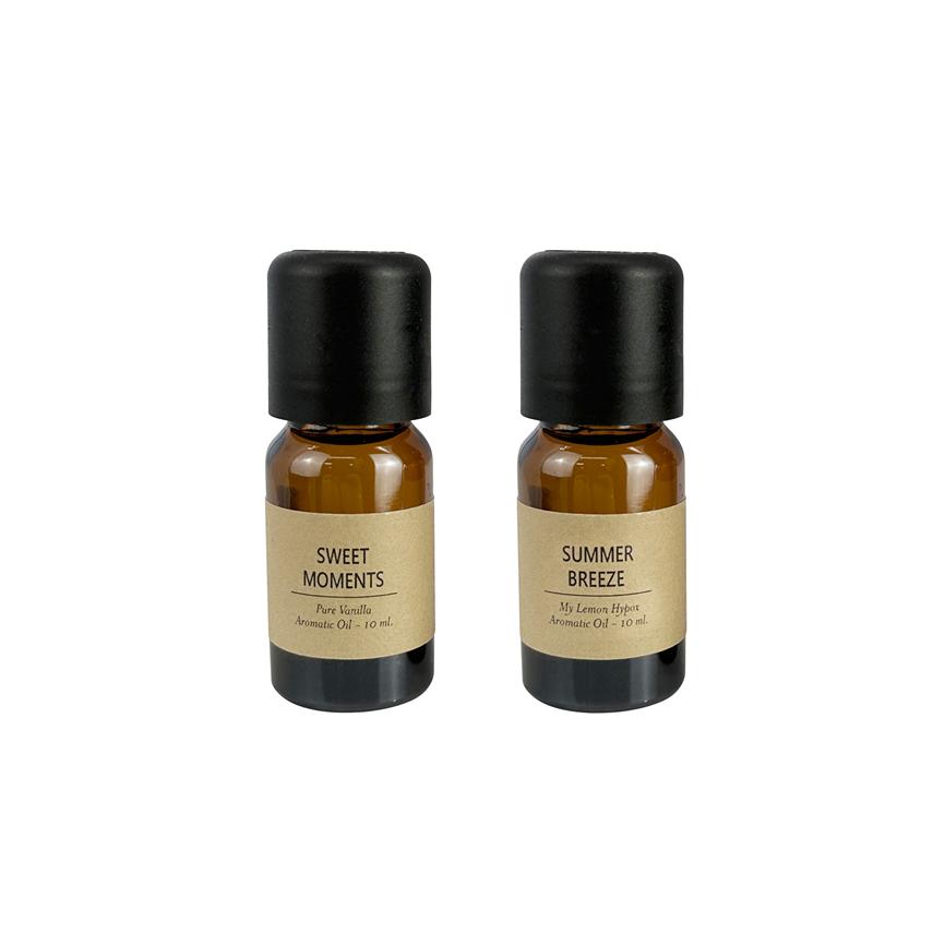 Zwei kleine bernsteinfarbene Aromaflaschen mit schwarzem Deckel stehen nebeneinander auf weißem Hintergrund.
 
 Text auf Etiketten:
 - SWEET MOMENTS / Reine Vanille / Aromatisches Öl - 10 ml
 - SUMMER BREEZE / My Lemon Hypot / Aromatisches Öl - 10 ml