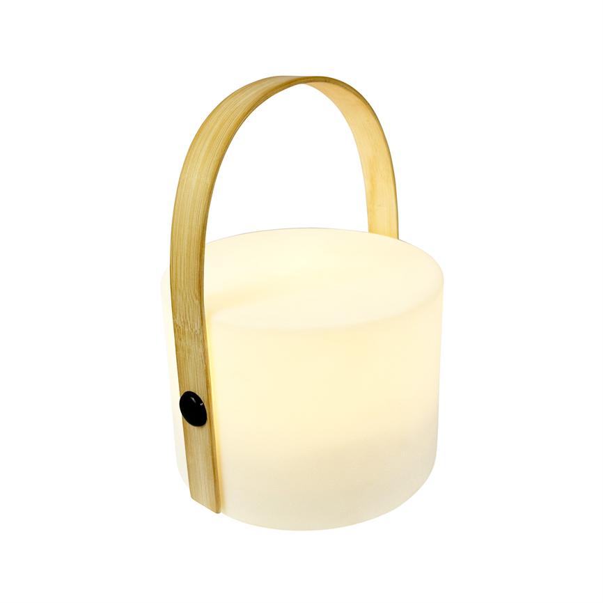 Zylindrische tragbare Lampe mit mattweißem Diffusor und gebogenem Bambusgriff, die weiches, warmes Licht auf einem gleichmäßig weißen Hintergrund abgibt.