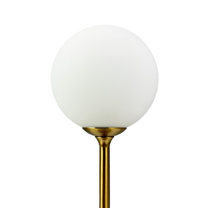 En hvid opalglasglobus monteret på en slank, guldfarvet messingstang; enkel, ensartet hvid baggrund i en minimalistisk studieopsætning.