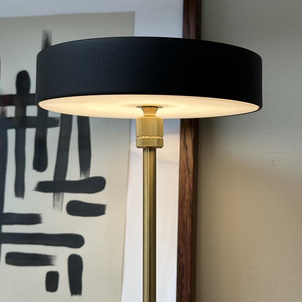 Gulvlampe mit einer Vielzahl von Skalen und Messaging-Elementen aus einem blöden Absender, sie benötigt nur ein Formular und eine abstrakte Art von Bild und eine beige Farbe mit synligem Text.