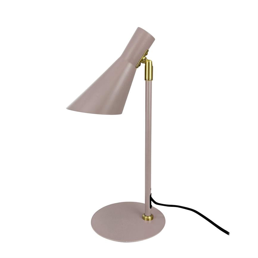 Tischlampe aus mattem, altrosafarbenem Metall mit schrägem, kegelförmigem Schirm, schlankem Stab und rundem Sockel; verstellbarer Kopf mit goldenem Scharnier, schwarze Kordel, auf weißem Hintergrund.