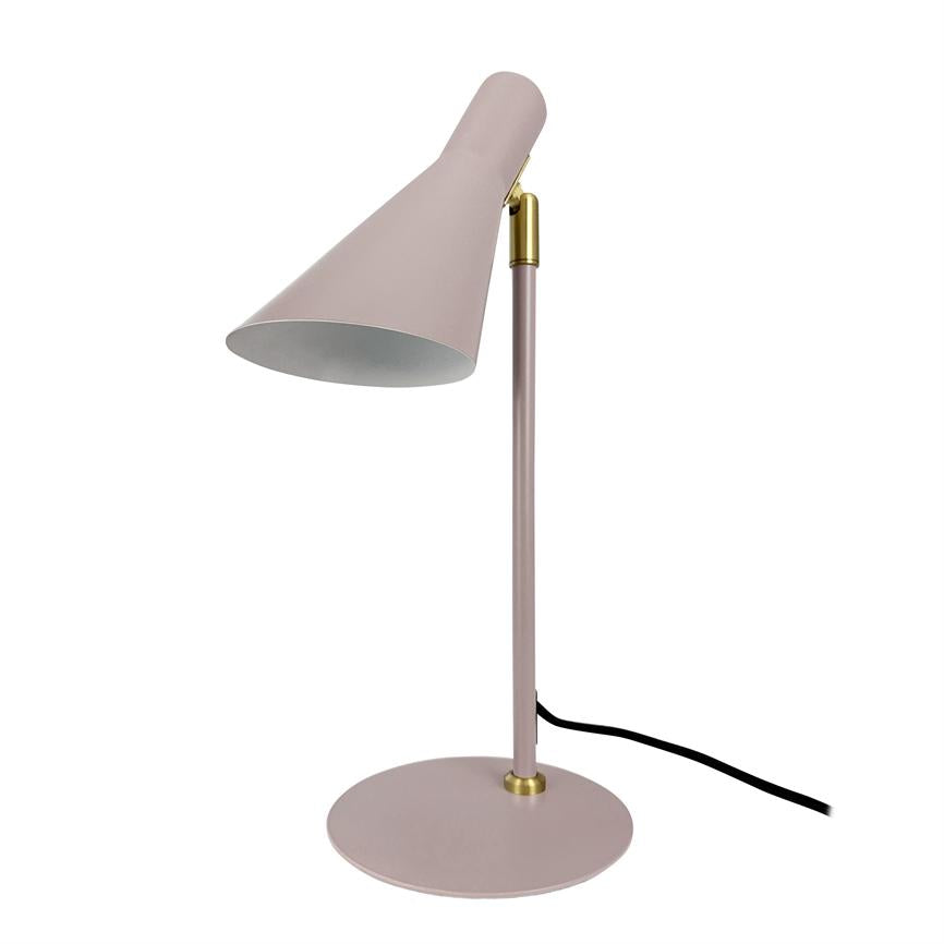 Tischlampe mit konischem Schirm, zum Tisch hin neigbar, auf schlankem Stab und rundem Sockel montiert, rosafarbene Metall- und Messingdetails, schwarzes Kabel sichtbar, auf weißem Hintergrund platziert.