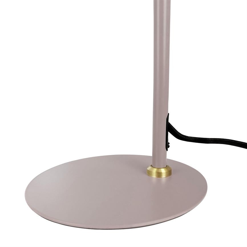 Runder Lampenfuß steht, ein schlanker rosafarbener Metallstab ist mit einem kleinen goldenen Ring befestigt, und eine schwarze, mit Stoff umwickelte Kordel verläuft entlang des Stiels nach rechts auf weißem Hintergrund.