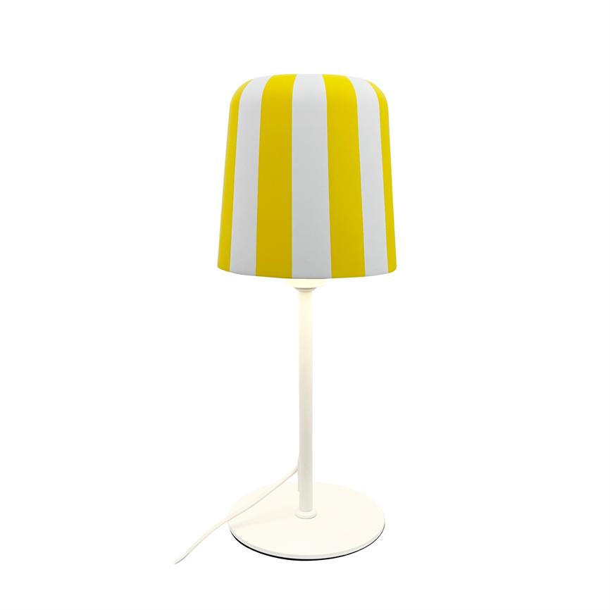 En bordlampe med gul- og hvidstribet lampeskærm, der lyser, monteret på en slank hvid søjle og rund fod; ledning ligger synligt, placeret mod en neutral hvid baggrund.