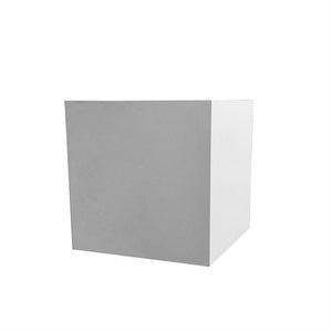 Ein grau-weißer Würfel steht isoliert auf weißem Hintergrund; Die Vorderseite ist grau, die rechte Seite ist heller und ein schwacher Schatten deutet auf weiches Licht und dreidimensionale Form hin.