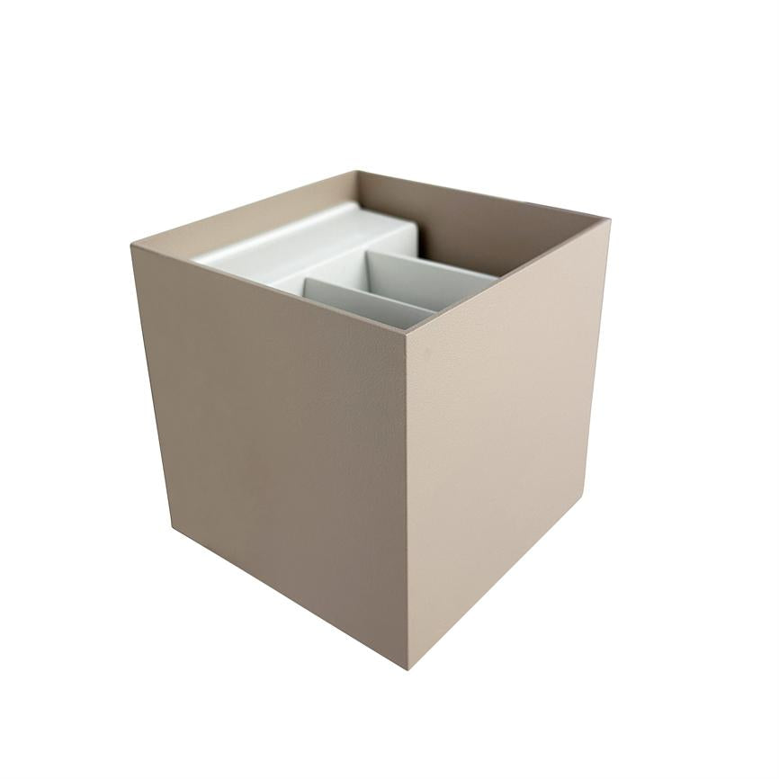 Beigefarbene quadratische Aufbewahrungsbox mit offener Oberseite; Im Inneren bilden drei weiße Trennwände separate Räume. Auf neutralweißem Hintergrund platziert.
