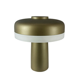 Tischleuchte in mattem Gold mit rundem, hutartigem Schirm und weißem Diffusor, steht aufrecht vor einem neutralweißen Hintergrund.