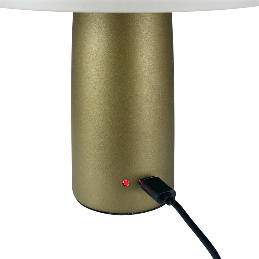 An einem zylindrischen, goldfarbenen Lampensockel ist ein USB-C-Kabel angeschlossen und eine rote LED leuchtet vor einem neutralweißen Hintergrund.