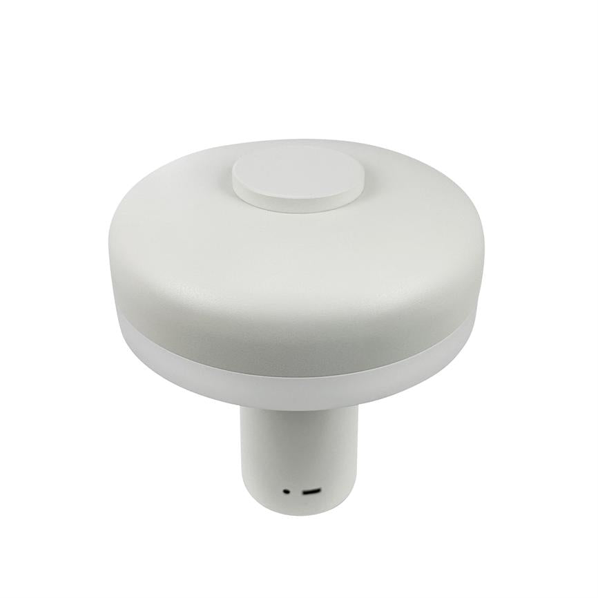 Weißes, pilzförmiges elektronisches Gerät mit runder, flacher Oberseite und kurzer zylindrischer Basis; kleine Anschlüsse/Öffnungen unten. Es steht isoliert auf einem schlichten weißen Hintergrund, Studioaufnahme.