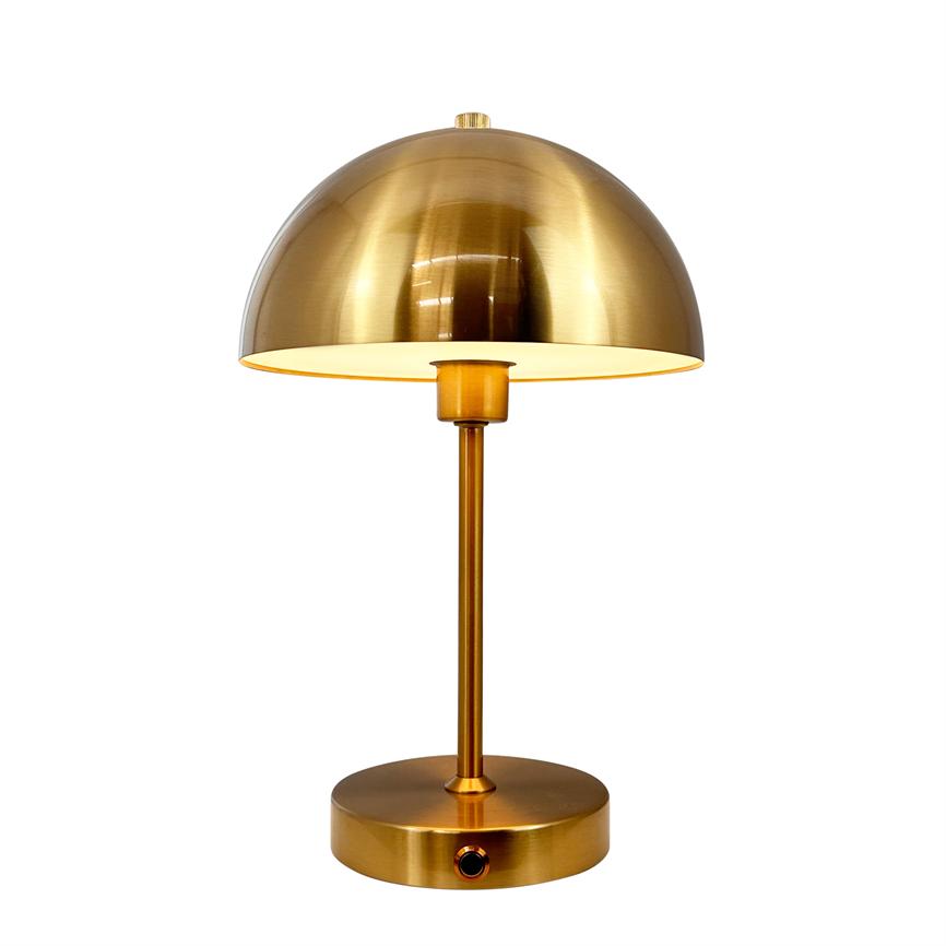 Guldfarvet bordlampe med halvkugleformet skærm, kaster blødt lys nedad; slank stang og rund fod med lille sort kontakt, placeret foran hvid baggrund.