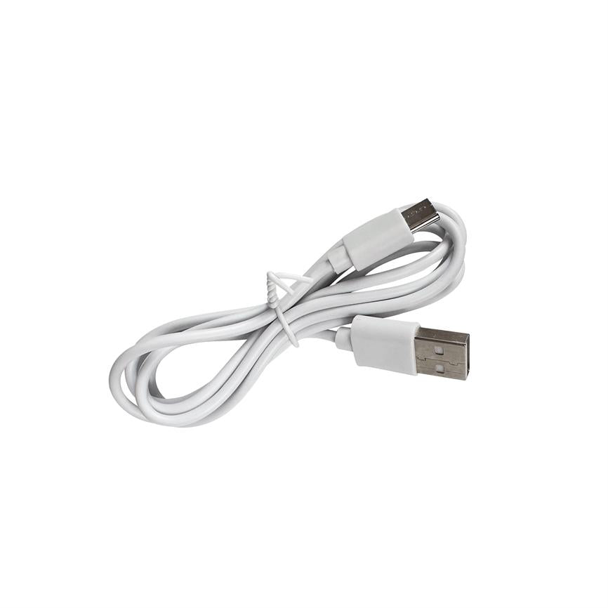 Weißes USB-Kabel (USB-A auf Micro-USB) ist aufgerollt und mit einem kleinen Streifen auf einem schlichten weißen Hintergrund zusammengebunden.