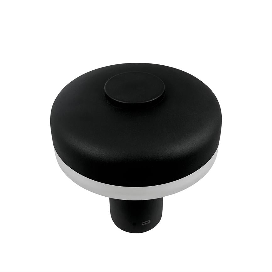 Schwarzes, rundes elektronisches Gerät mit weißem Lichtstreifen und USB-C-Anschluss; steht auf einem kurzen zylindrischen Sockel, isoliert vor weißem Hintergrund fotografiert.