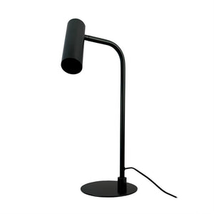 Schwarze Schreibtischlampe mit zylindrischem, nach unten gerichtetem Schirm an einem dünnen, gebogenen Stab; steht auf rundem Fuß, Kabel liegt daneben; isoliert auf weißem Hintergrund.