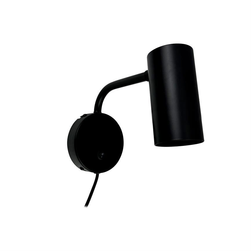 Schwarze Wandleuchte auf runder Wandhalterung montiert, Arm nach oben gebogen und zylindrischer Lampenschirm nach unten abgewinkelt, mit sichtbarem Kabel vor weißem, einheitlichem Hintergrund.