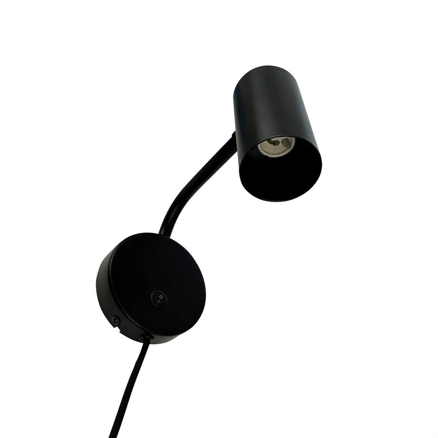 Eine schwarze Wandleuchte schwenkt auf einem flexiblen Arm mit zylindrischem Leuchtenkopf; Runder Sockel mit Draht vor weißem Hintergrund. Schaltfläche mit der Aufschrift „I/O“.