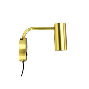 Wandleuchte in gebürstetem Gold mit gebogenem Arm und zylindrischem Leuchtenkopf; Montageplatte mit sichtbarem Draht, fotografiert vor einem einheitlichen weißen Hintergrund.