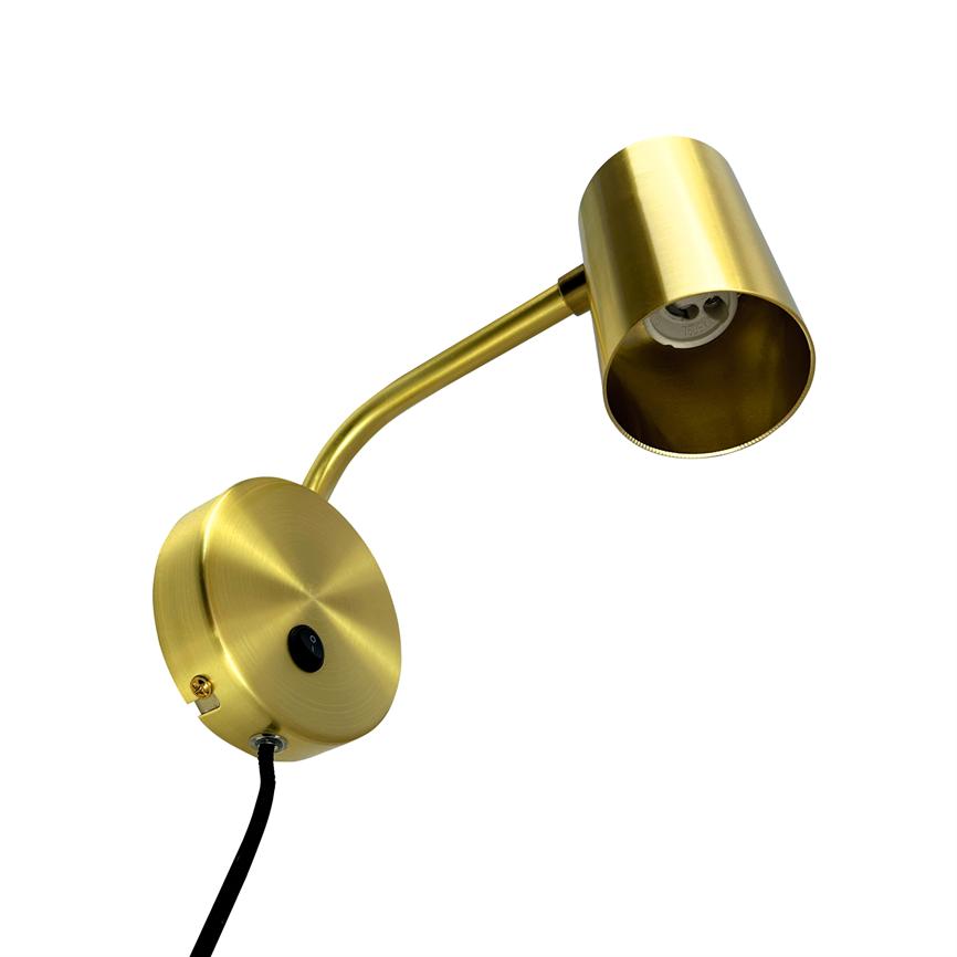 Wandleuchte aus gebürstetem Messing; ein gebogener Arm hält einen offenen zylindrischen Lampenschirm; Die Grundplatte der Lampe verfügt über einen schwarzen Ein-/Aus-Knopf und ein schwarzes Kabel hängt vor einem weißen Hintergrund herab.