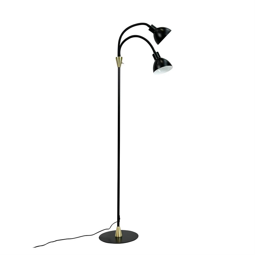 Gulvlampe med to buede, justerbare arme og sorte skærme, der peger nedad; har guld-accenter ved samlinger, står på rund sort fod med en synlig ledning på hvid baggrund.