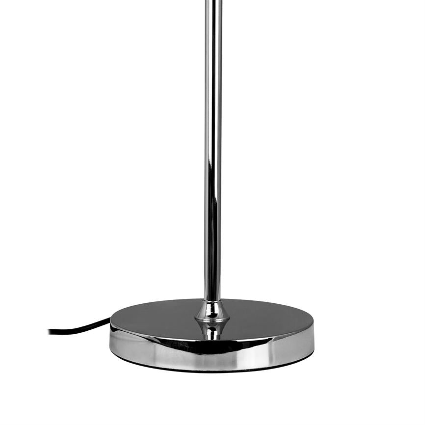 Ein verchromter Lampensockel steht aufrecht, trägt einen schlanken, polierten Stab und hat einen runden, flachen Metallsockel mit einem nach links auslaufenden schwarzen Stromkabel auf weißem Hintergrund.
