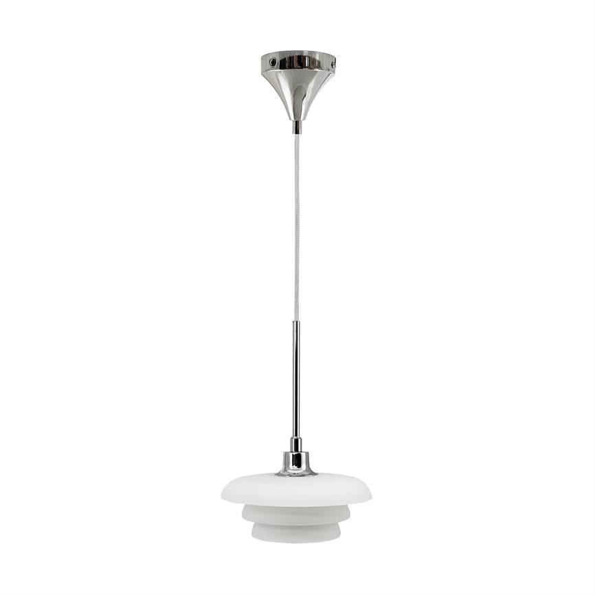 Eine weiße und verchromte Hängelampe hängt an einem dünnen Draht an einer Deckenhalterung. Der Lampenschirm besteht aus drei geschichteten runden Scheiben auf neutralweißem Hintergrund.