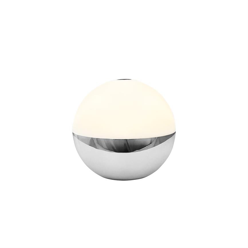 Runde Tischlampe leuchtet sanft; obere Halbkugel aus weiß beleuchtetem Kunststoff, untere Halbkugel aus glänzendem Chrom, platziert auf einem schlichten weißen Hintergrund.